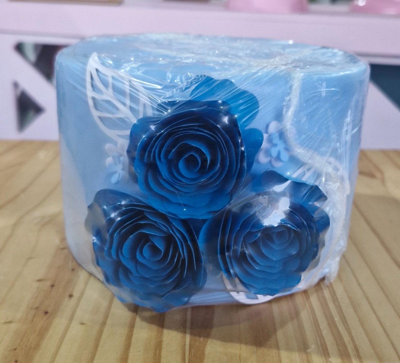 Bolo Fake Azul Com Flores - BEMDEFESTA