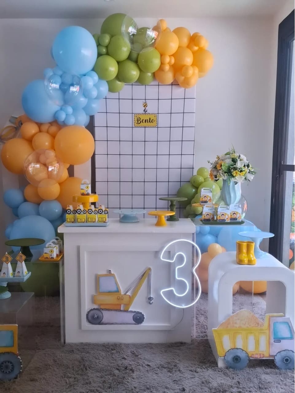 Decoração Tema Escavadeira  - Fazendo a Festa