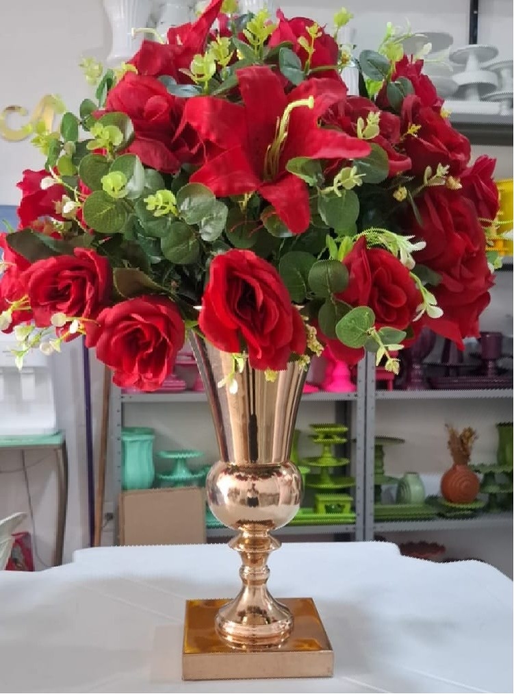 Jarro Dourado Com Flor Vermelha - Fazendo a Festa