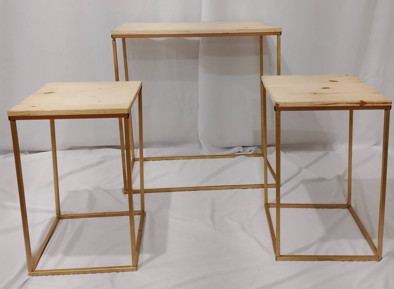Trio de Mesas Douradas  - Realize Decorações