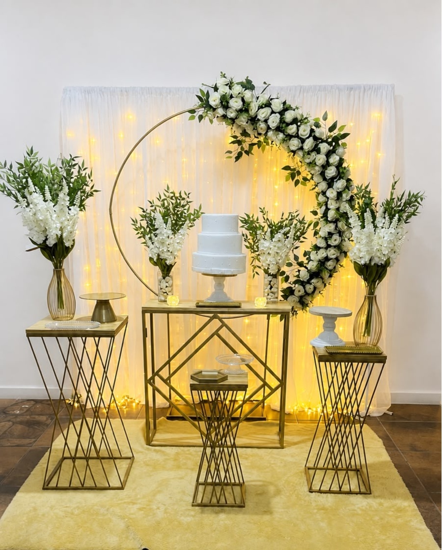Casamento Com Montagem Branco Com Painel Flores 2 - Realize Decorações
