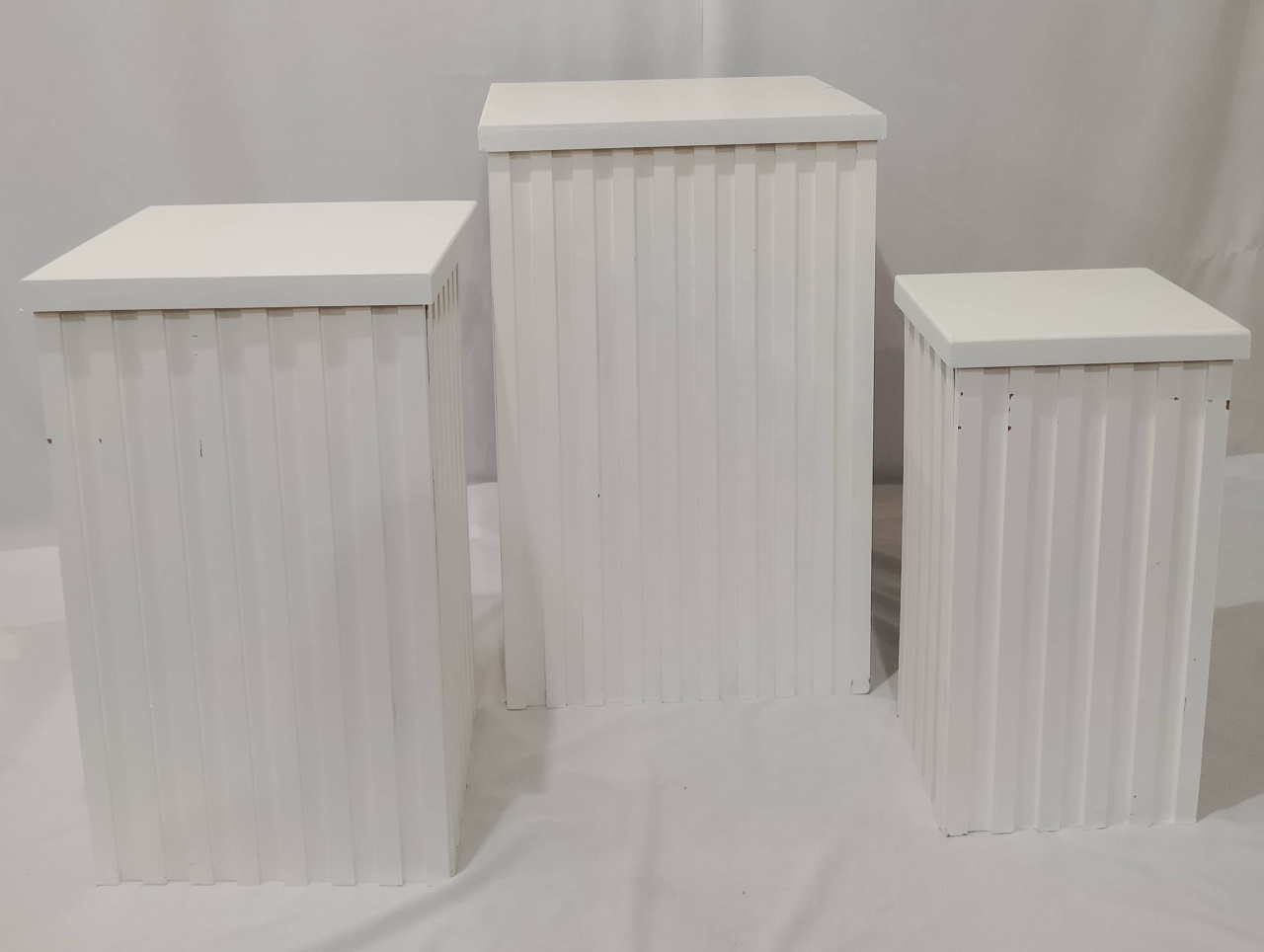 Trio de Mesas Ripadas Brancas - Realize Decorações