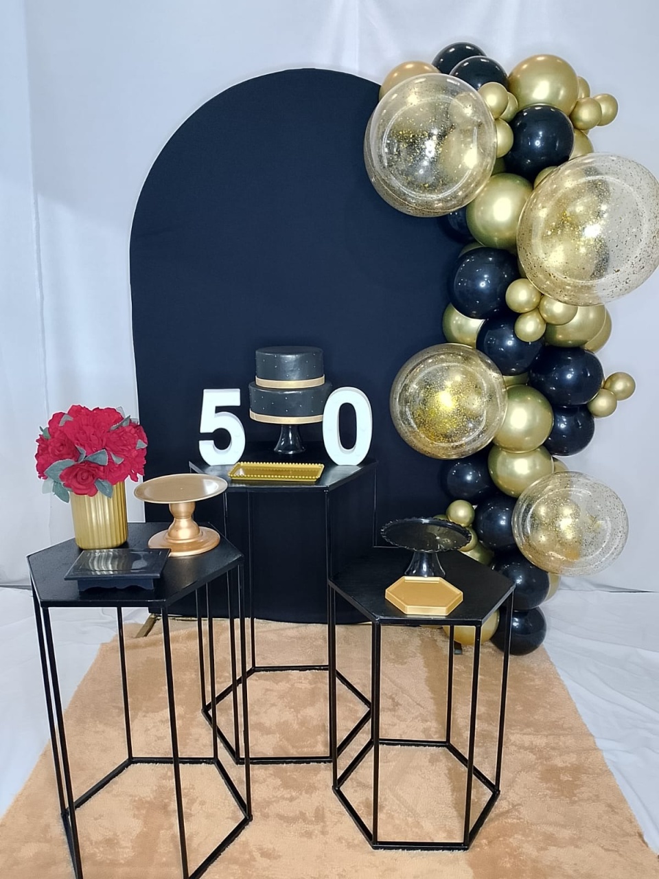 Pegue E Monte Clássico Preto E Dourado - Realize Decorações