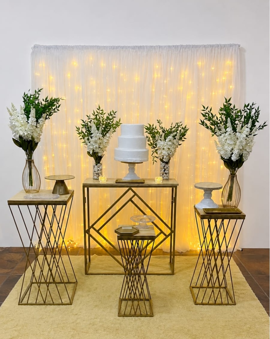 Casamento Com Montagem Branco 2 Com Quatr Mesas - Realize Decorações