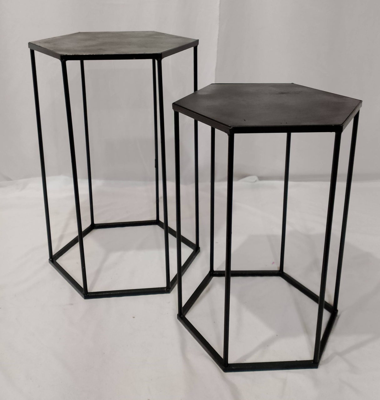 Dupla de Mesas de Ferro Hexágono  - Realize Decorações