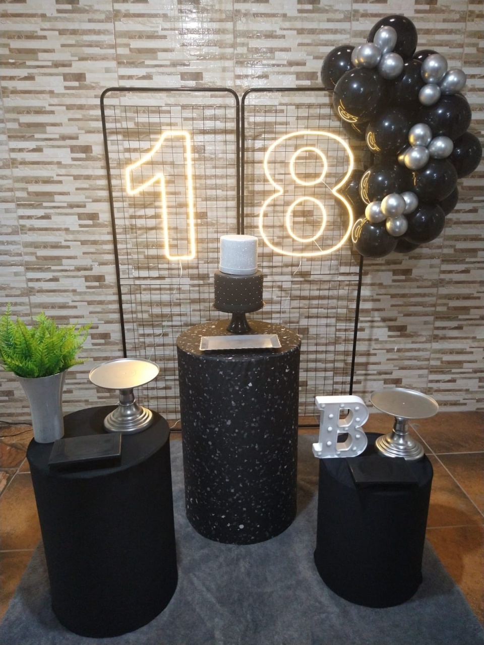 Pegue E Monte Clássico Preto E Prata Grade - Realize Decorações