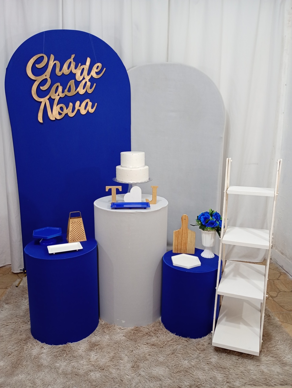 Cha de Casa Nova Azul Royal Com Branco - 2 Painéis E Escadinha - Juntosparasempre 