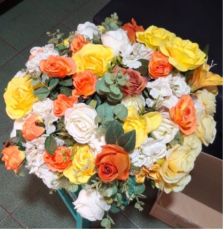Arranjo de Flor Rosas Brancas, Amarelas E Laranja  - Festou