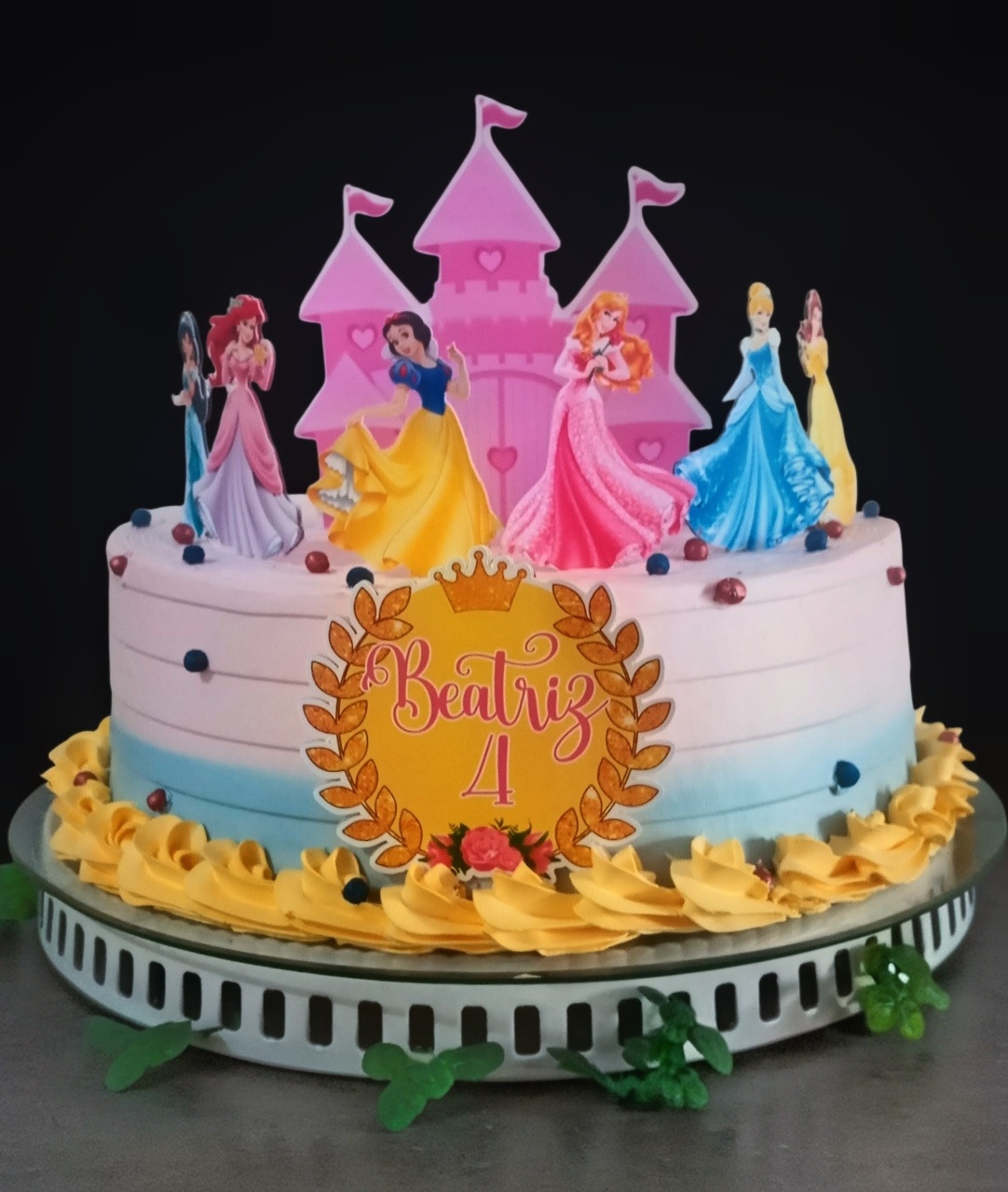 Bolo Temático Princesas ! 🩷🩷🌺 - Mada festa pegue monte locação 