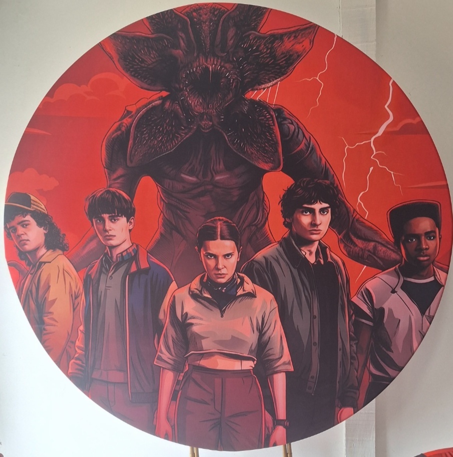 Painel Stranger Things - Pegue e monte Festança 