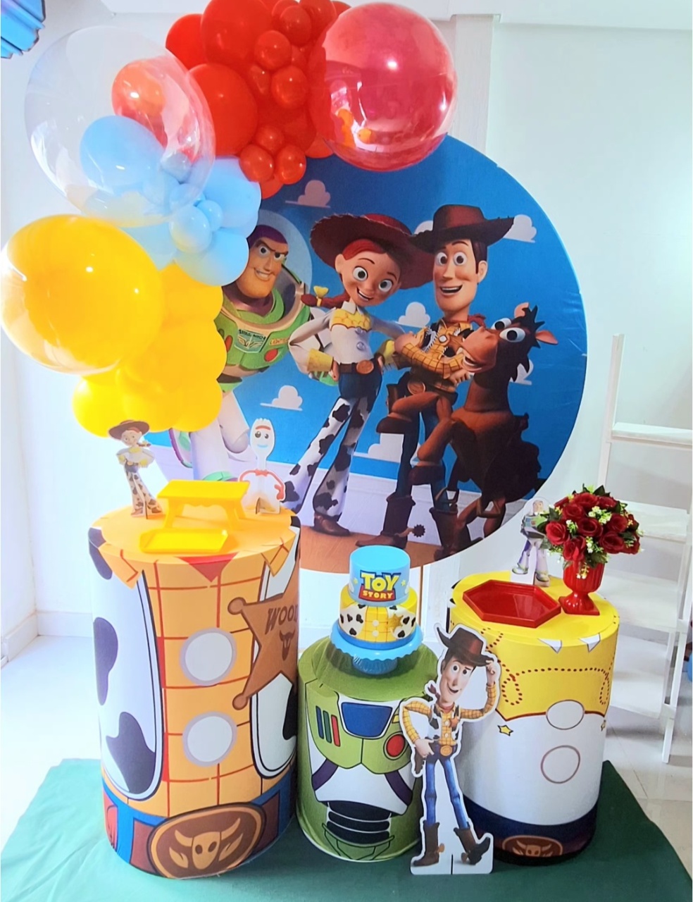 Toy Story+ Tapete + Bolo Fake+ Escadinha Para Lembrancinhas+ Arco de Balões - Pegue e monte Festança 