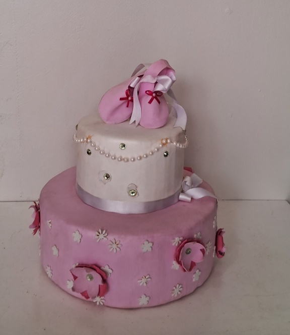 Bolo Rosa E Branco Com Sapatinho - Lena Fest