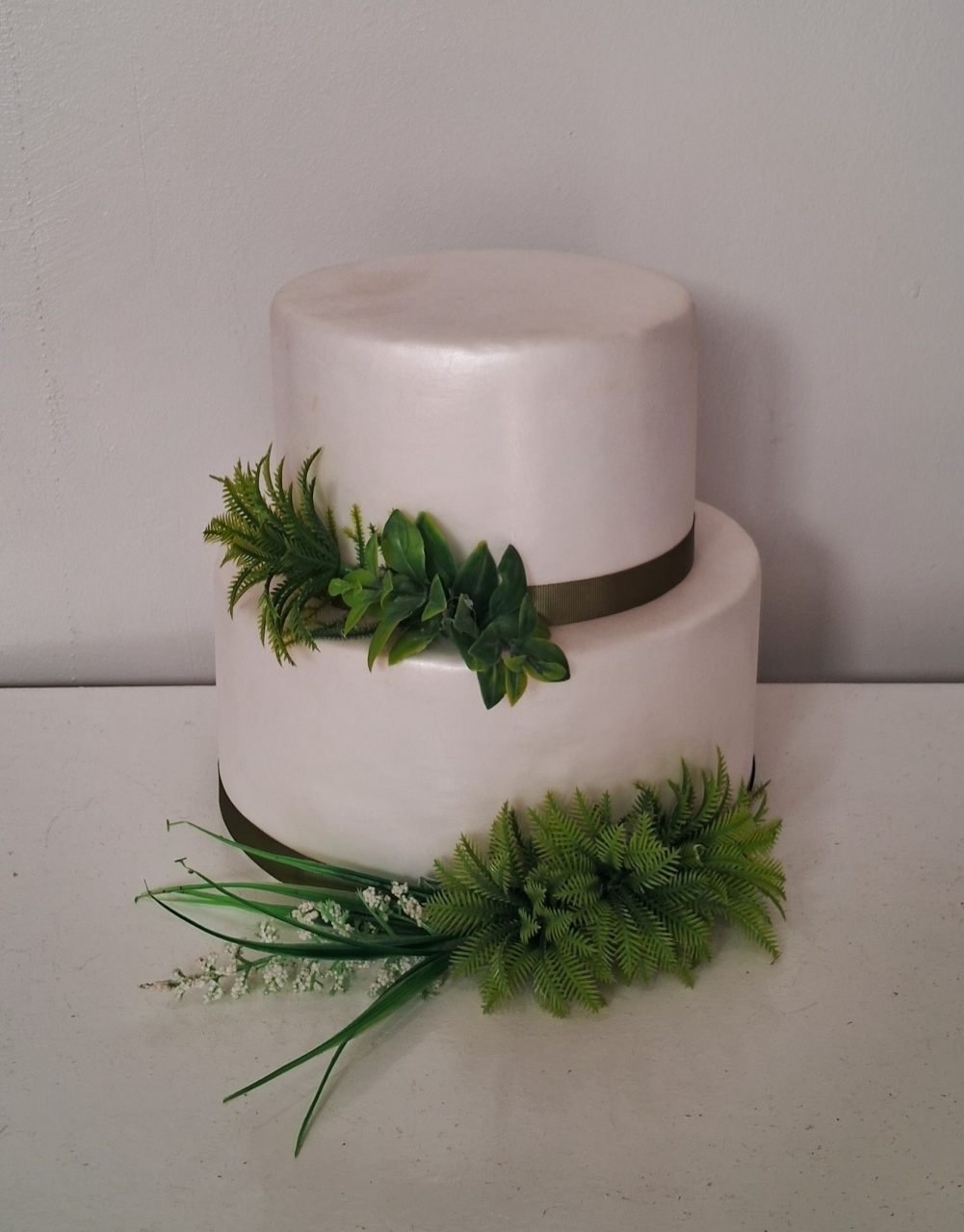 Bolo Branco Com Ramos Verdes - Lena Fest