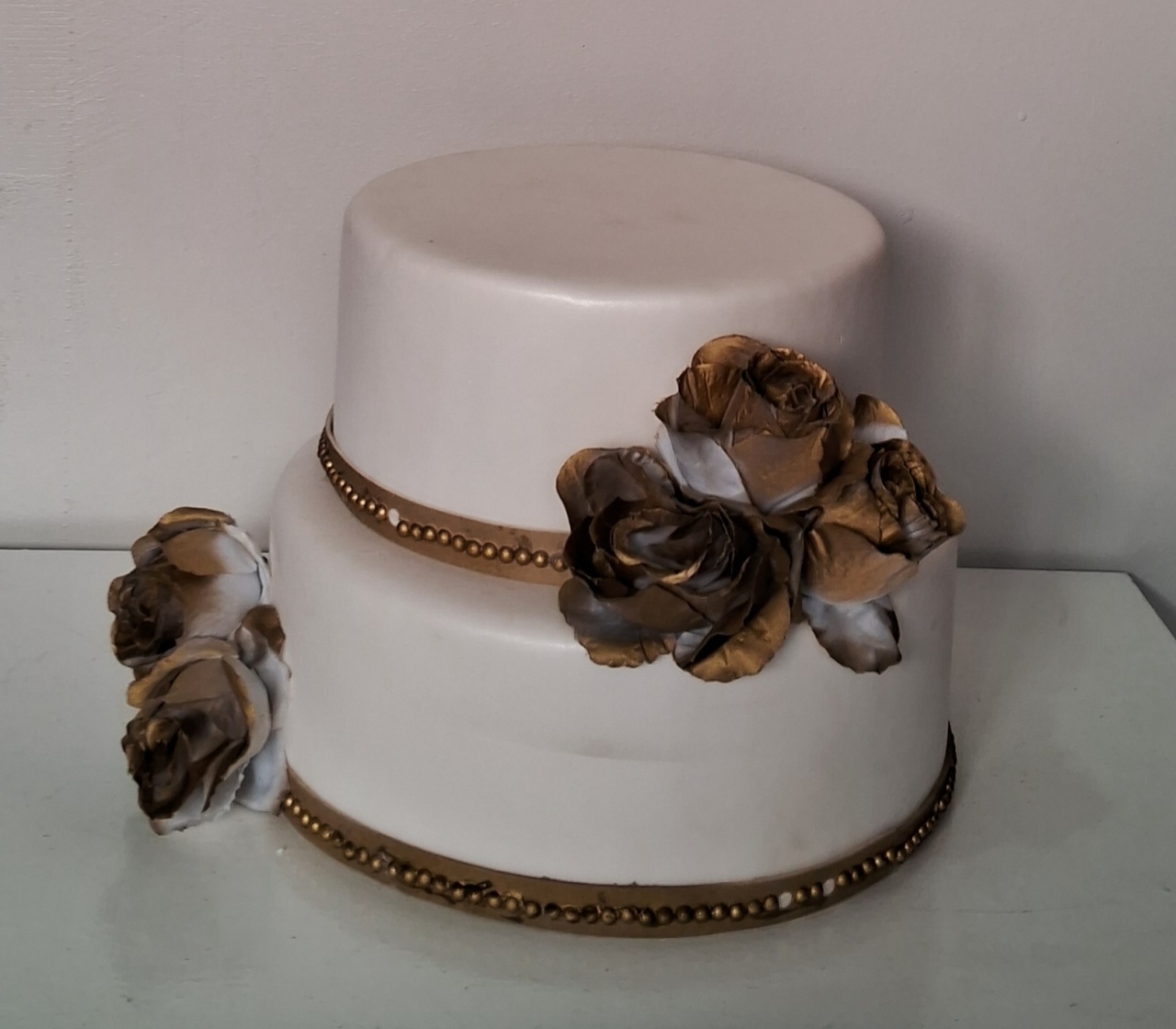 Bolo Branco Com Flores Douradas Casamento - Lena Fest