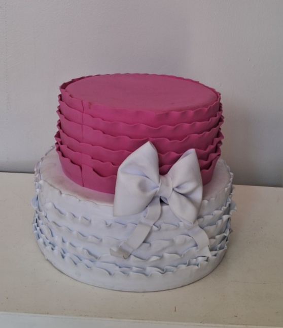 Bolo Rosa E Branco Com Laço Branco - Lena Fest