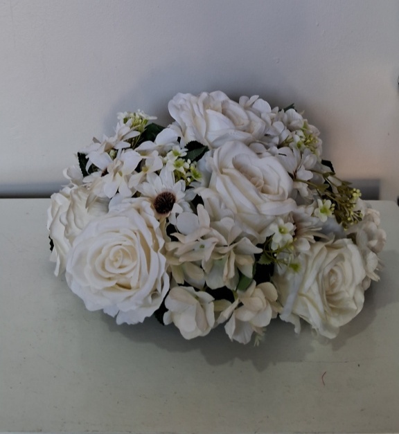 Arranjo de Flores Com Rosa Brancas - Lena Fest