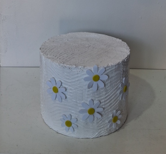 Bolo Branco Com Flores de Magaridas - Lena Fest