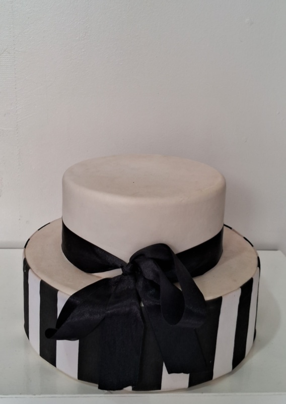 Bolo Branco Com Laço Preto - Lena Fest