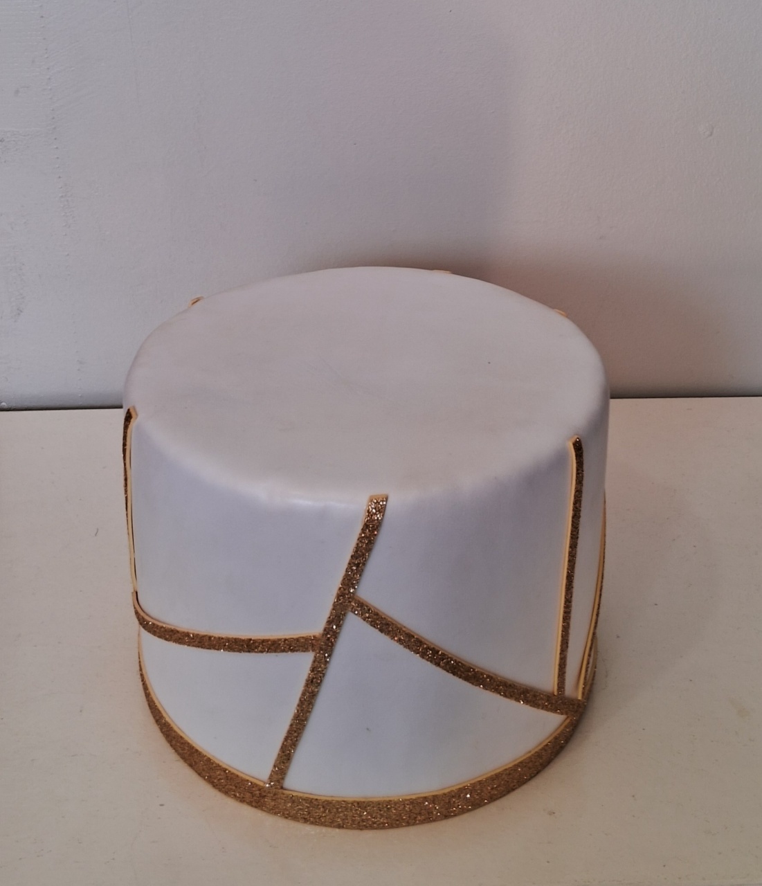 Bolo Branco Com Listras Douradas - Lena Fest