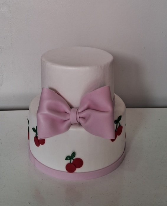 Bolo Branco Com 🍒 - Lena Fest