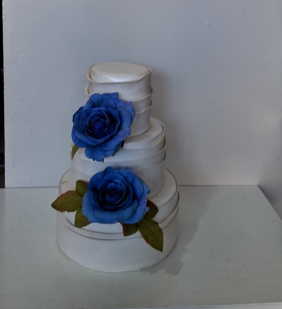 Bolo Branco Com Rosas Azuis Casamento - Lena Fest
