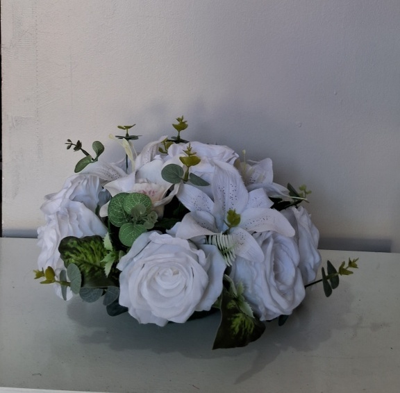 Arranjo de Flores Rasas Brancas Com Lírio Branco - Lena Fest