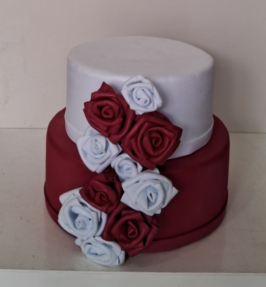 Bolo Branco Cmo,Rosas Vermelhas - Lena Fest