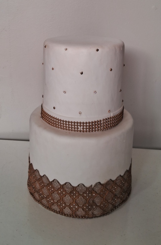 Bolo Branco Dourado - Lena Fest