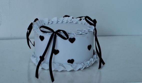 Bolo Branco Com Rosas Pretas - Lena Fest