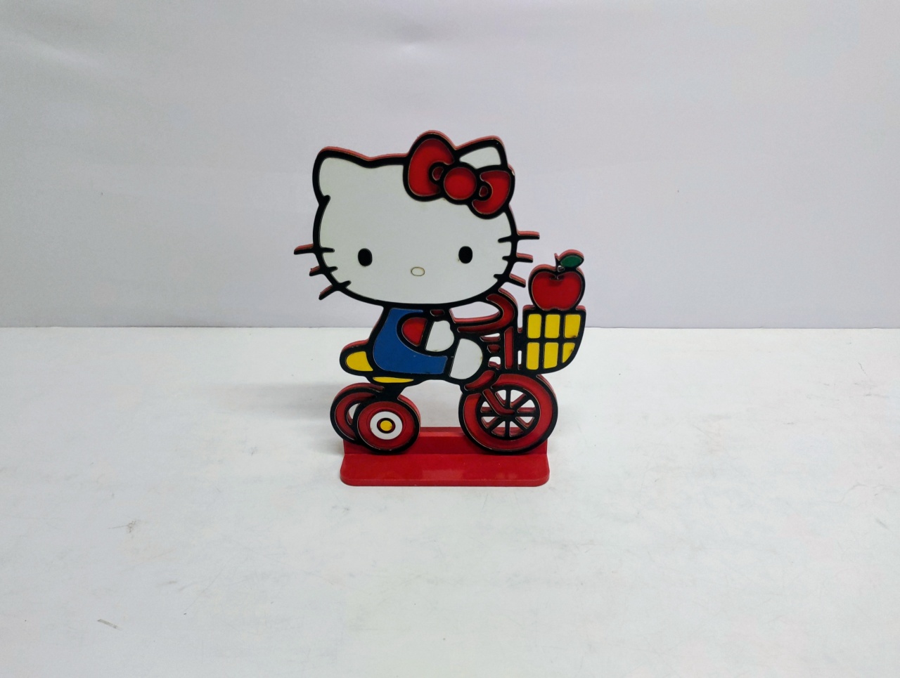 Totem Hello Kitty Com Bicicleta 28Cm Alt X 18Cm Larg  - BB Festas Aluguel 