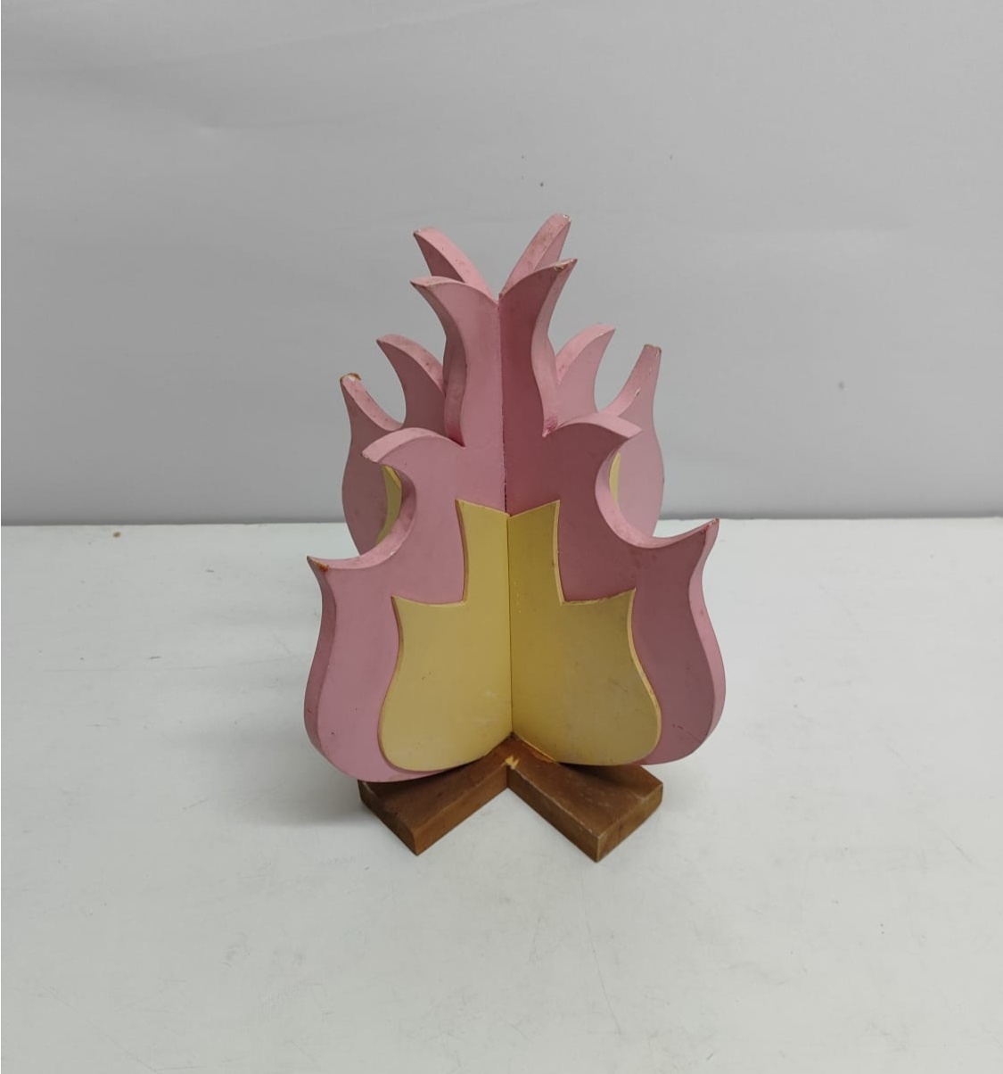 Fogueira de Mesa Rosa/Amarelo 30Cm Alt X 17Cm X 17Cm - BBFestasAluguel 