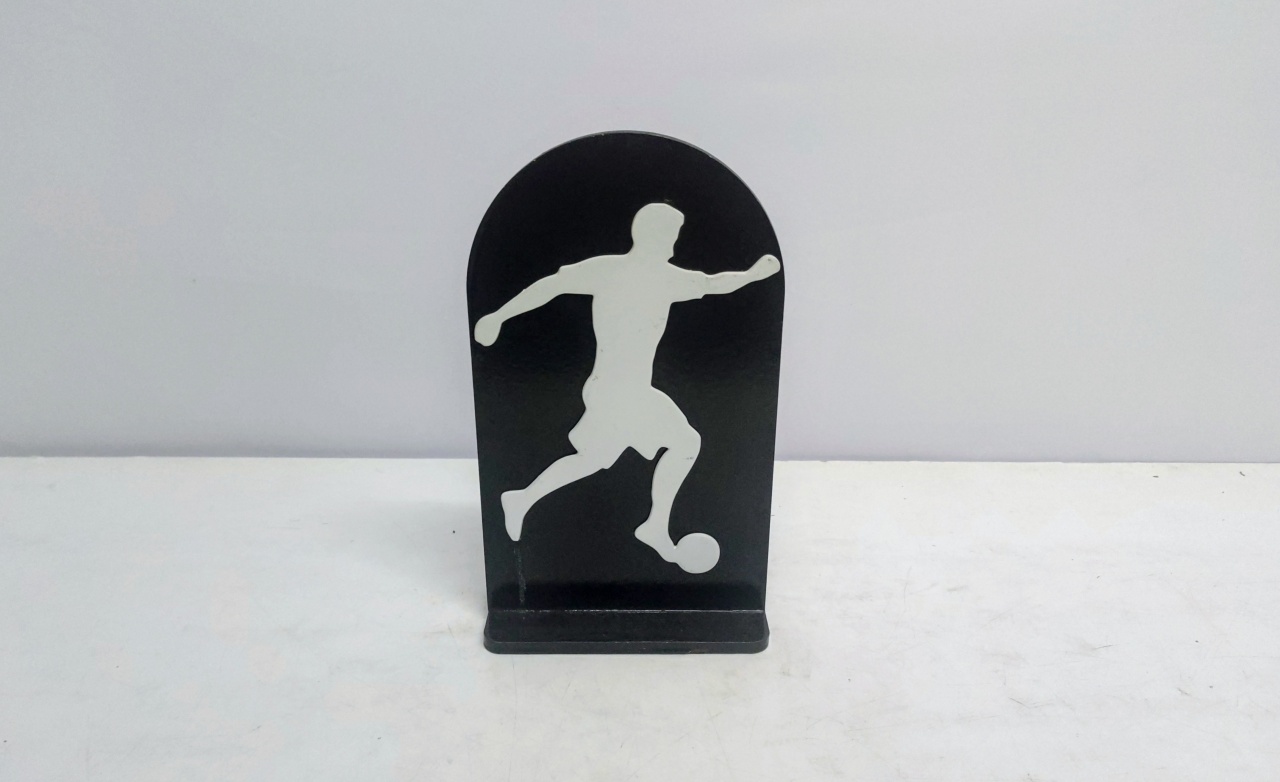 Jogador de Futebol Totem Preto/Branco  26Cm Alt X 15Cm Larg - BB Festas Aluguel 
