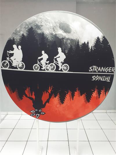 Painel Sublimado Redondo Stranger Things 1,30Cm - BB Festas Aluguel 