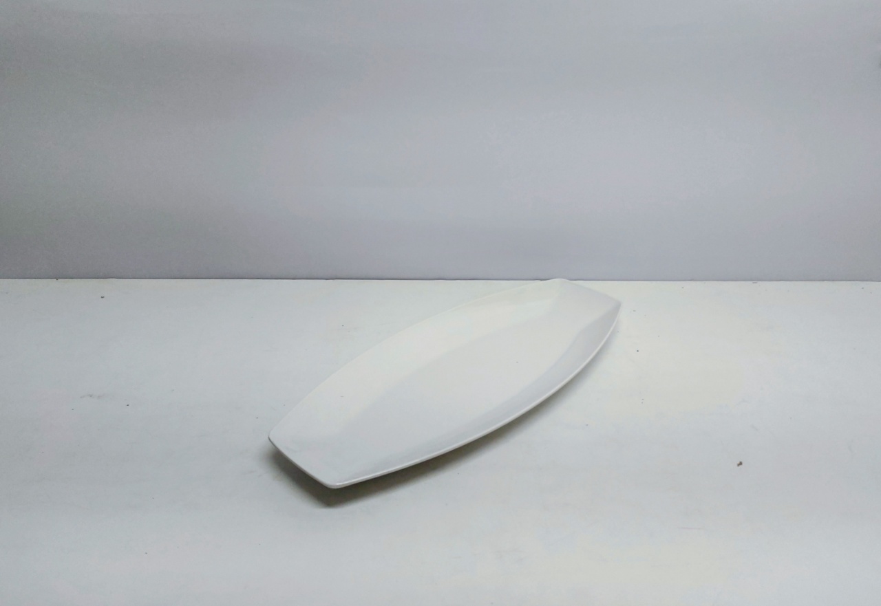 Travessa Oval Branca 4Cm Alt X 21Cm Larg X 48Cm Comp  - BB Festas Aluguel 