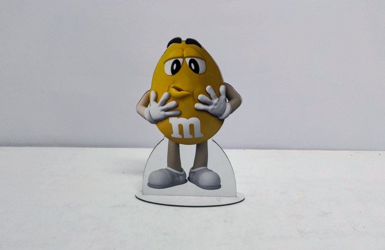 Totem M&M Amarelo 27Cm Alt X 19Cm Larg  - BB Festas Aluguel 