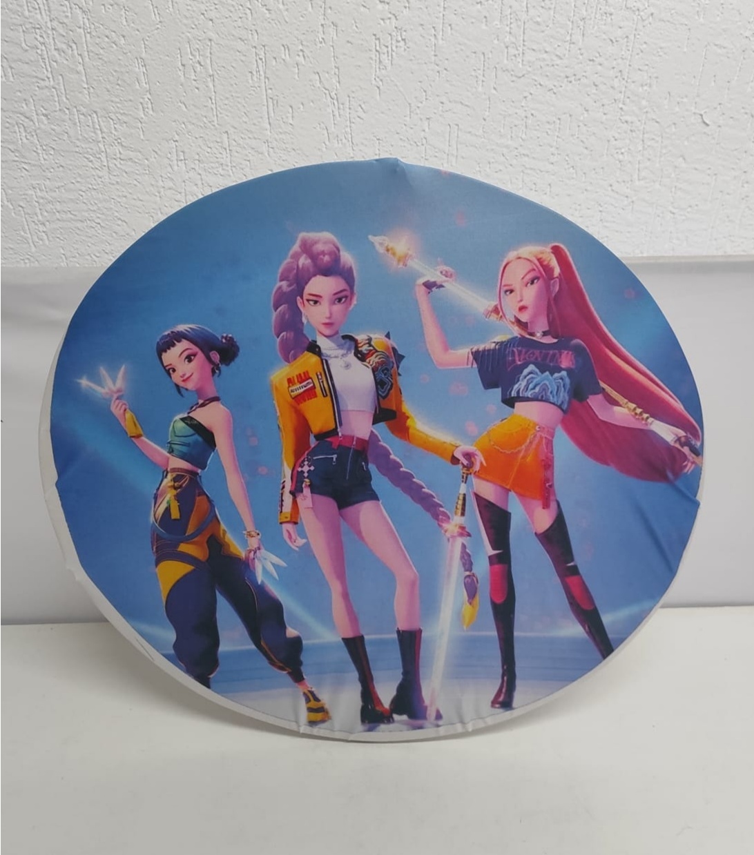 Painel Sublimado Redondo Guerreiras Do Kpop/ Huntrx 60Cm - BBFestasAluguel 