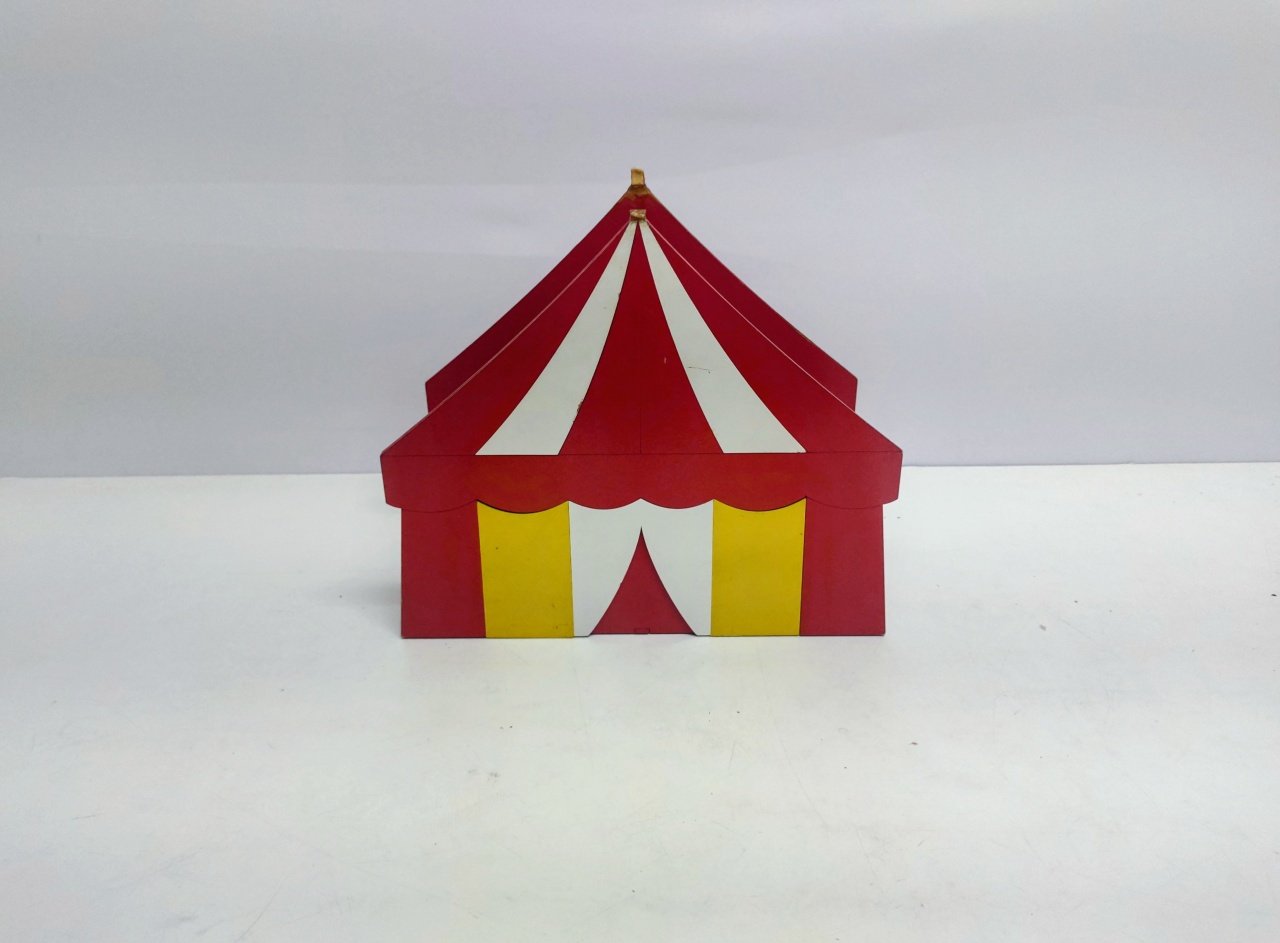 Circo Vermelho Mdf 23Cm Alt X 26Cm Larg X 12Cm Comp - BB Festas Aluguel 