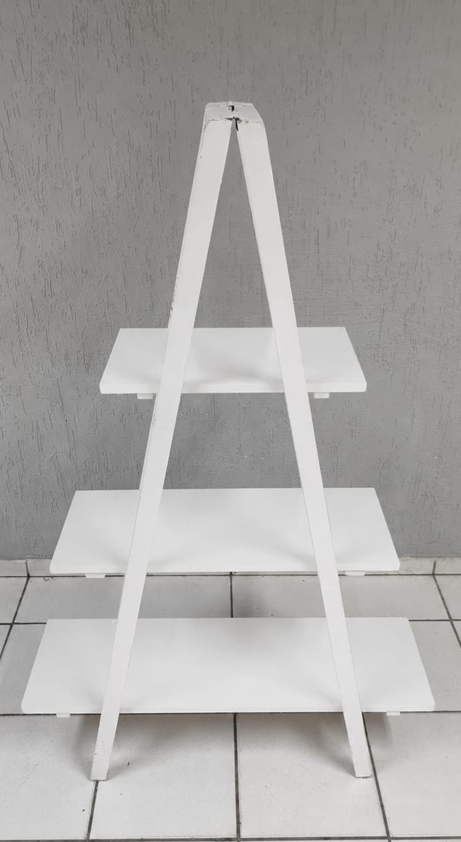 Estante Cavelte Branco Prateleiras Branco 1,60M Alt  - BB Festas Aluguel 