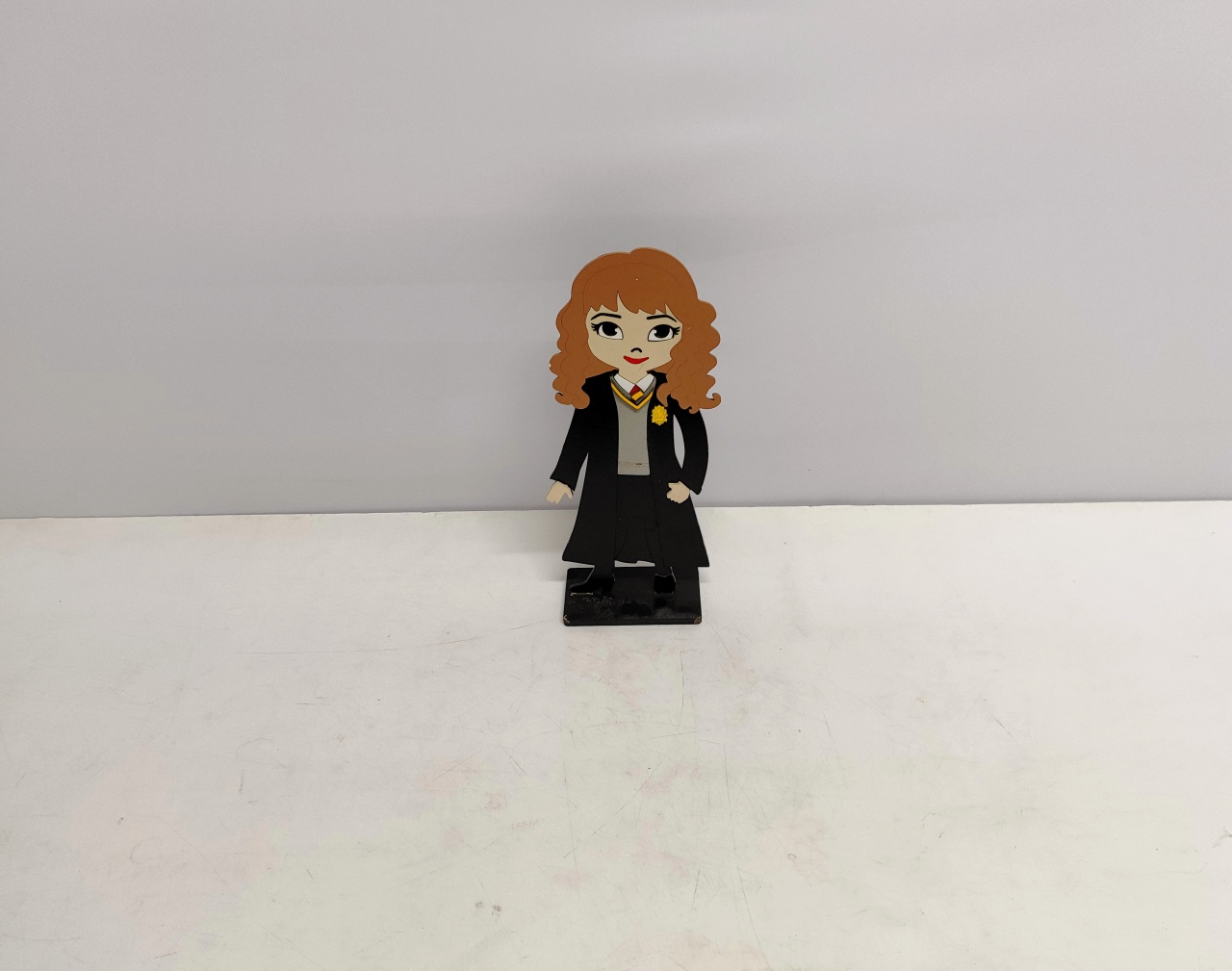 Totem Personagem Hermione (Harry Potter) 27Cm Alt X 10Cm Larg  - BB Festas Aluguel 