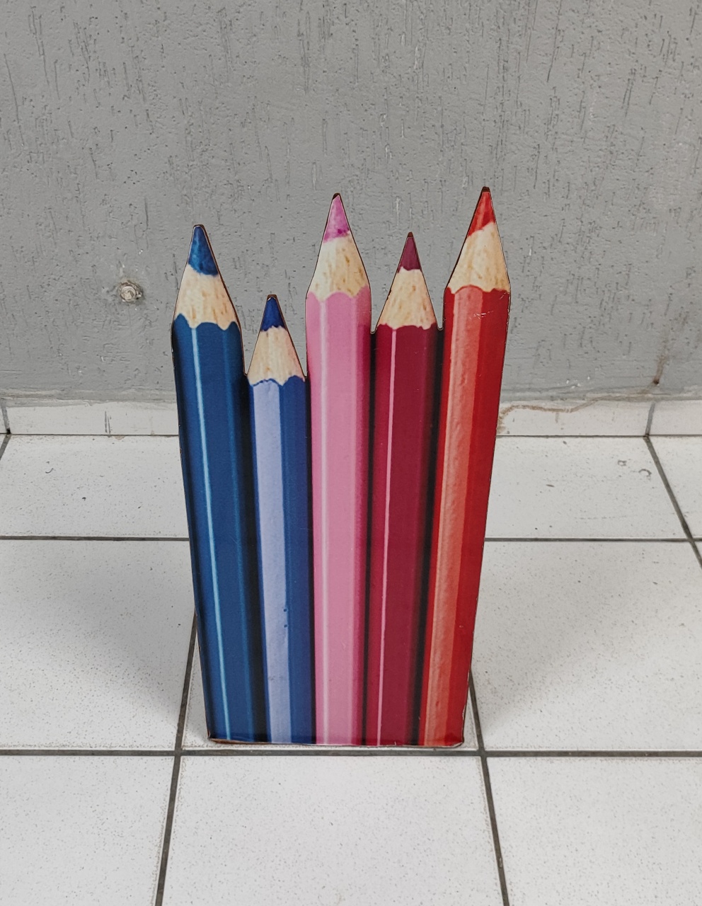 Totem de Chão Coleção de Lápis Decorativo 70Cm X 30Cm  - BB Festas Aluguel 