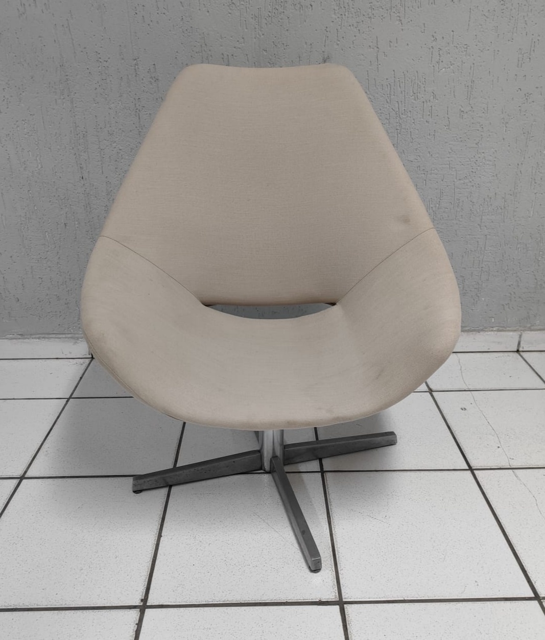 Poltrona Bege 85Cm Alt X 70Cm Larg X 65Cm Comp - BBFestasAluguel 