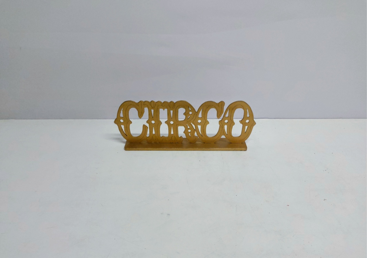 Totem Nome Circo Dourada 10Cm Alt X 27Cm Larg  - BB Festas Aluguel 