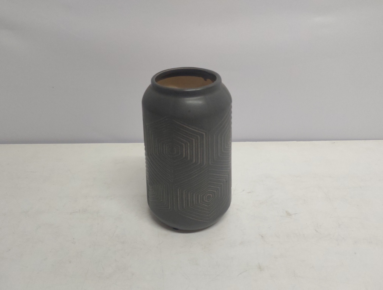 Vaso Cilindro Trabalhado Cinza Escuro Fosco 22Cm Alt X 14Cm Diametro - BB Festas Aluguel 