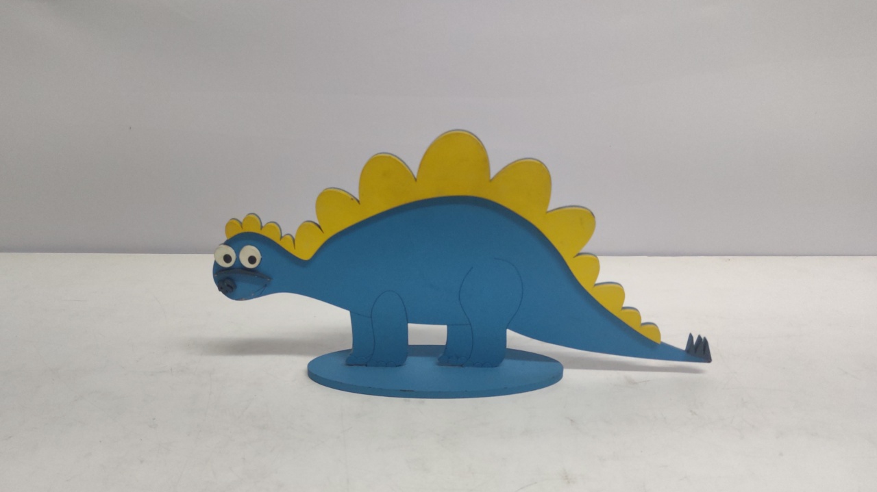 Totem Dinossauro Azul/Amarelo 16Cm Alt X 38Cm Larg - BB Festas Aluguel 