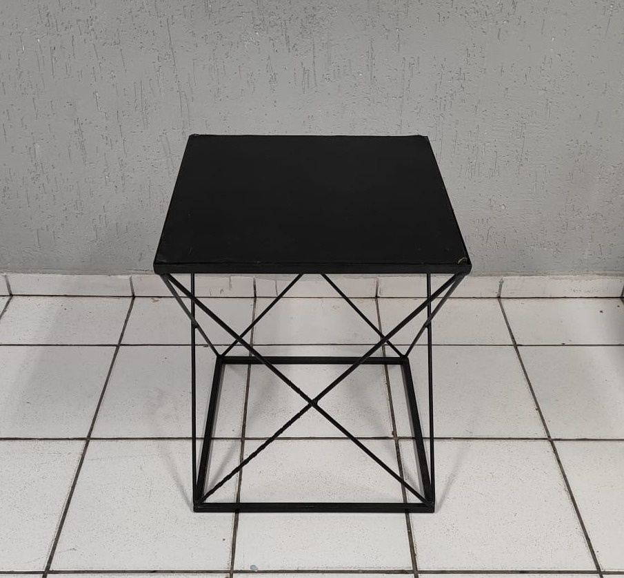 Mesa P Preta de Ferro 3D 60Cm X 50Cm X 50Cm - BB Festas Aluguel 