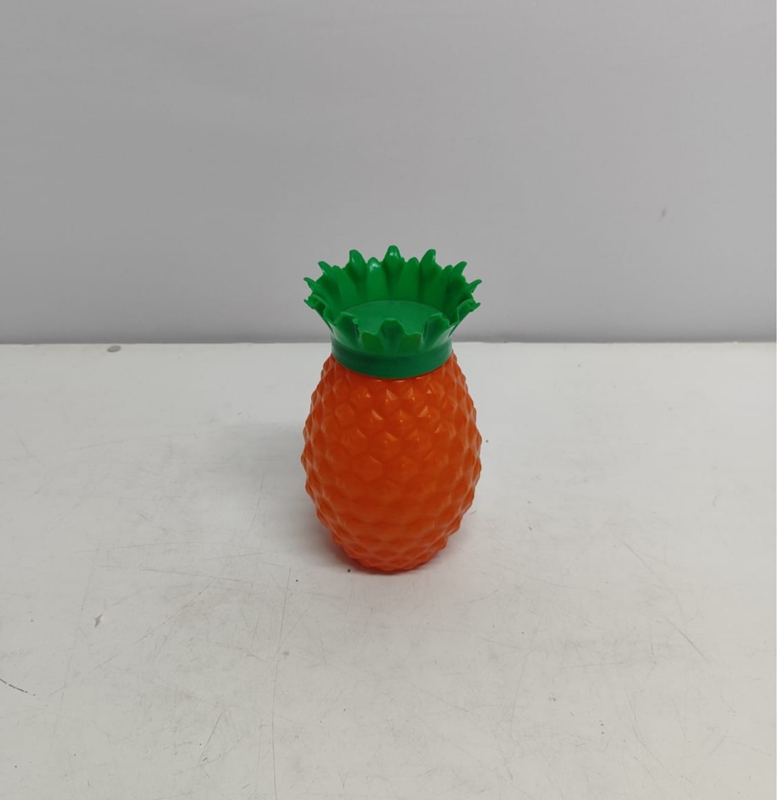 Abacaxi de Plástico Laranja P 15Cm Alt X 9Cm Diametro - BBFestasAluguel 