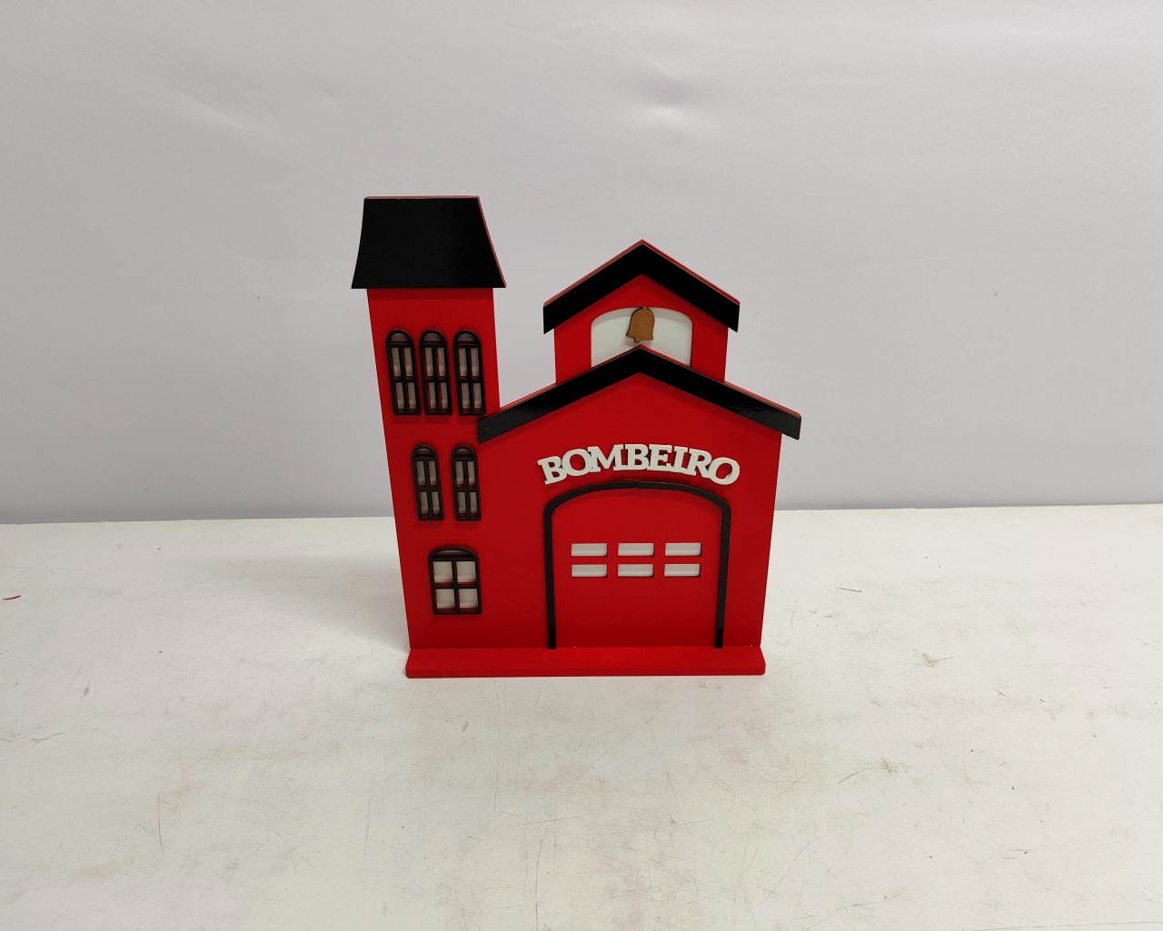 Totem Quartel de Bombeiros 31Cm Alt X 25Cm Larg  - BB Festas Aluguel 