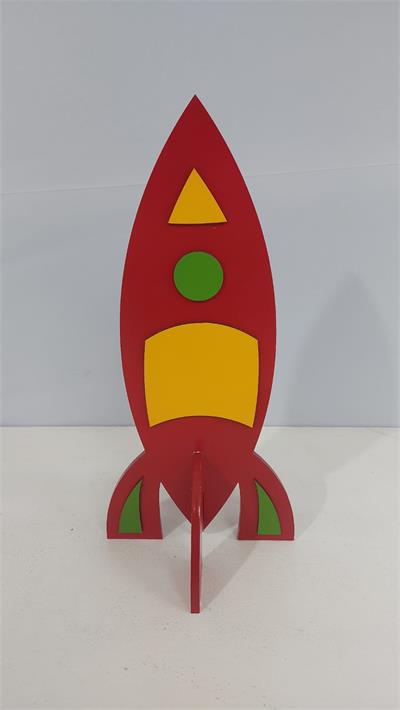 Totem Foguete Vermelho Em Mdf (Astronauta) 35Cm X 15Cm - BB Festas Aluguel 