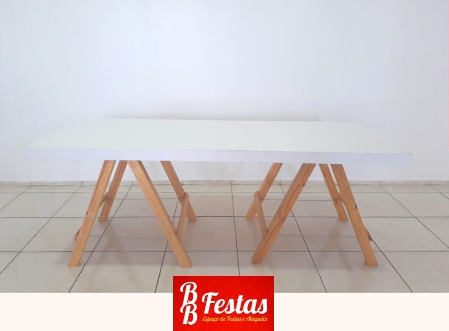 Mesa Cavalete Com Tampo Branco 80Cm Alt X 2,20M Larg X 80Cm Comp - BB Festas Aluguel 