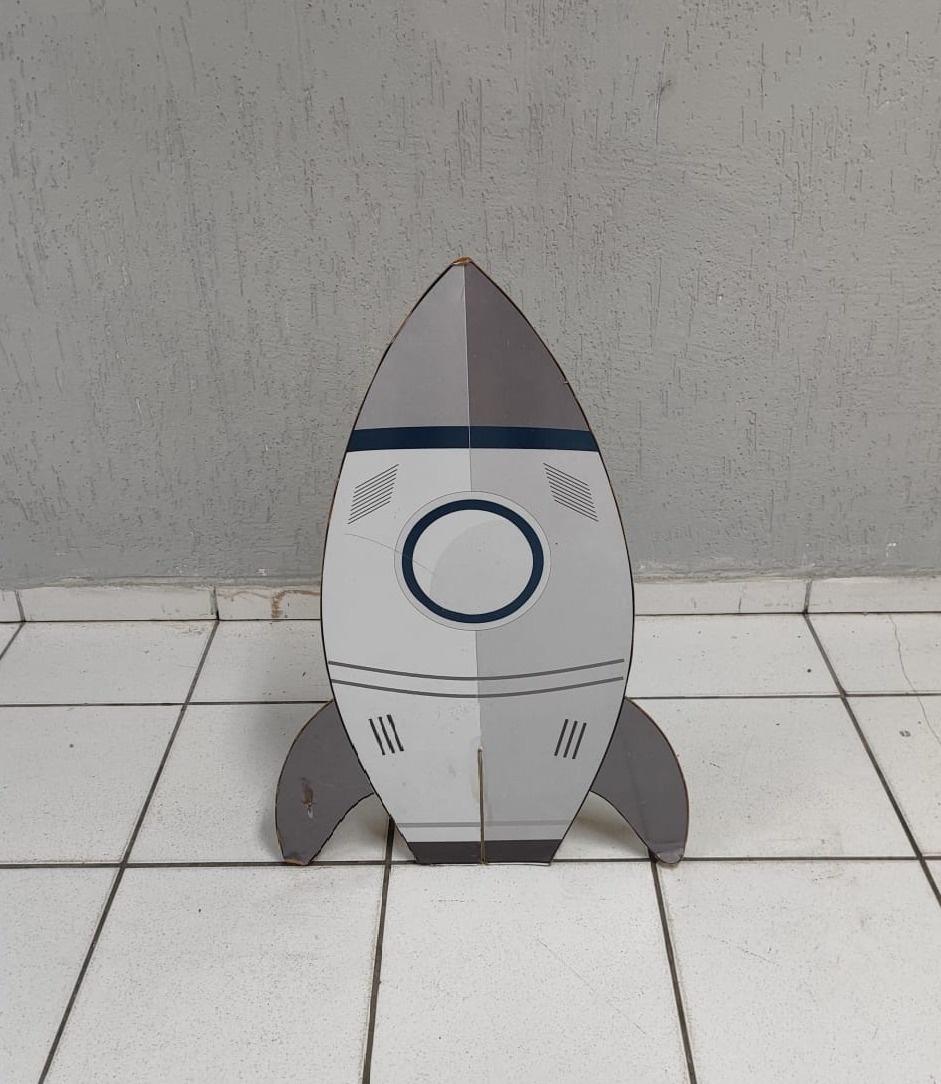 Totem de Chão Foguete 80Cm X 50Cm  - BB Festas Aluguel 